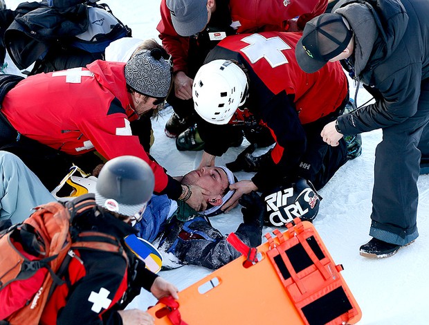 Simon d'Artois recebe atendimento após queda no esqui (Foto: AP)