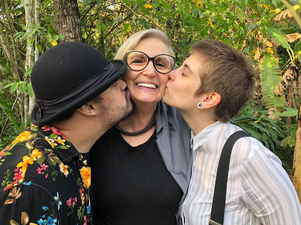 Lurdinha Piantino (ao centro) e os filhos Lúcio Piantino e Joana Piantino, ator e produtora cultural do DF, respectivamente — Foto: Arquivo pessoal