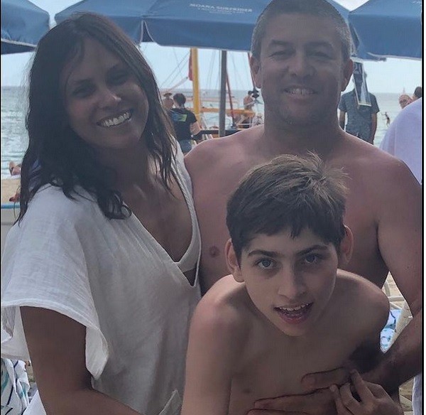 A modelo Kim Bordenave com o filho, fruto de seu relacionamento com o ator Colin Farrell, e o atual marido dela (Foto: Instagram)