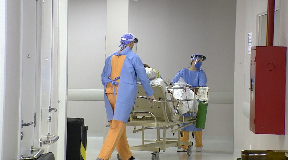 Internações por Covid em leitos clínicos e de UTI — Foto: Reprodução/RBS TV