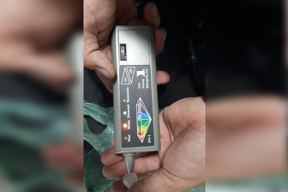 Aparelho apreendido comprovou que as pedras eram diamantes ? Foto: Baep/Pol?cia Militar/Divulga??o