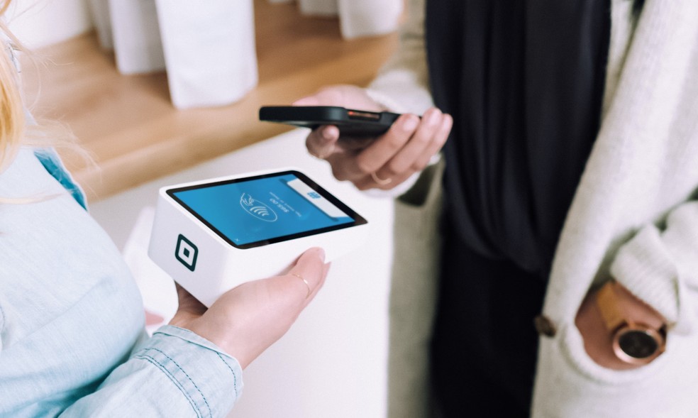 Pagamento com cartão de crédito feito por aproximação — Foto: Reprodução/ Unsplash
