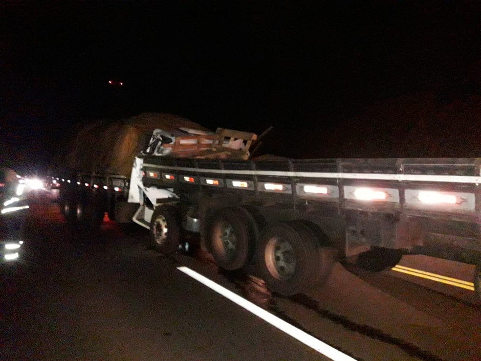 Segundo a polícia, um caminhão bateu no outro que estava parado no acostamento da rodovia, em Tarumã — Foto: Arquivo pessoal