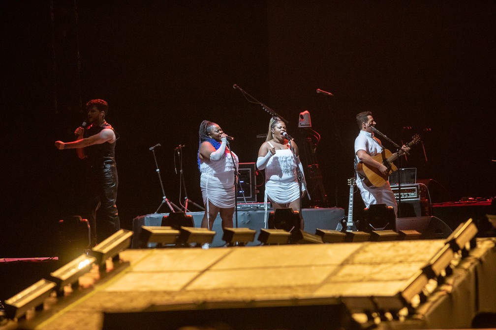 Músicos da banda de Jão durante show de abertura para o Maroon 5 em São Paulo — Foto: Fábio Tito/g1
