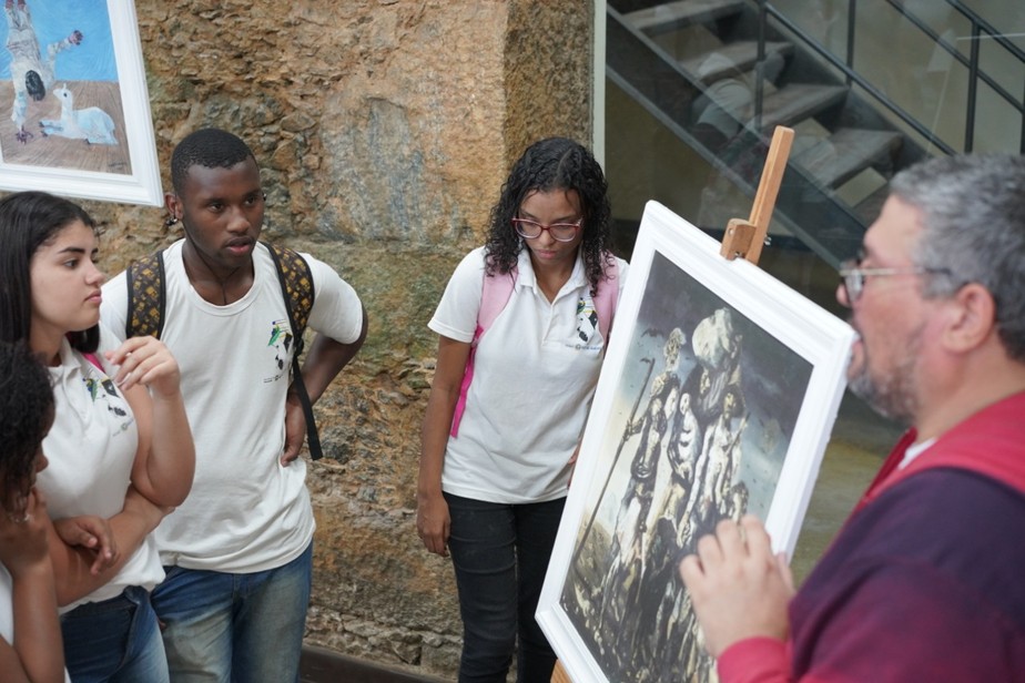 Estudantes visitam a exposição com réplicas das obras do pintor brasileiro Cândido Portinari