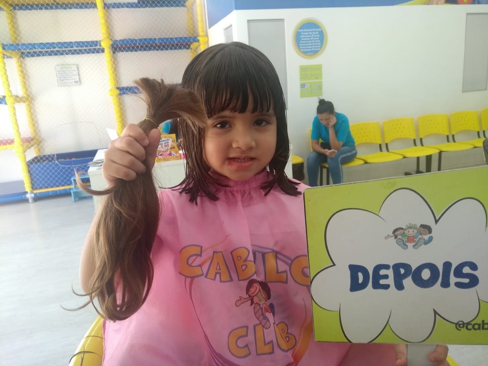 Alice, de 4 anos faz doação para pacientes com câncer no DF. — Foto: Arquivo Pessoal/Débora Sampaio