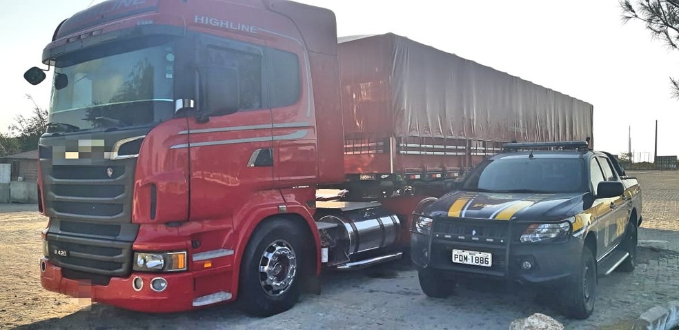 Caminhão transportava madeira irregular na BR-232, em Sertânia — Foto: PRF/Divulgação