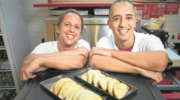 Os sócios da Las Empanadas, Luis Selva (à esquerda), o franqueado, e Rodrigo Petrosemolo: momentos tensos na abertura (Foto: Leo Martins / Agência O Globo)