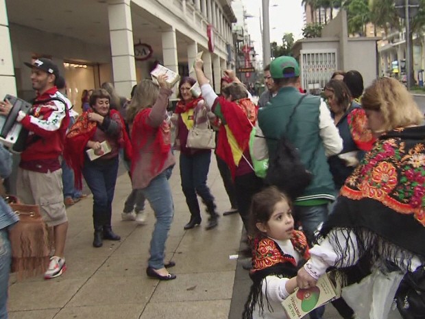 Comunidade portuguesa agita no centro de Santos, SP (Foto: Reprodução/TV Tribuna)
