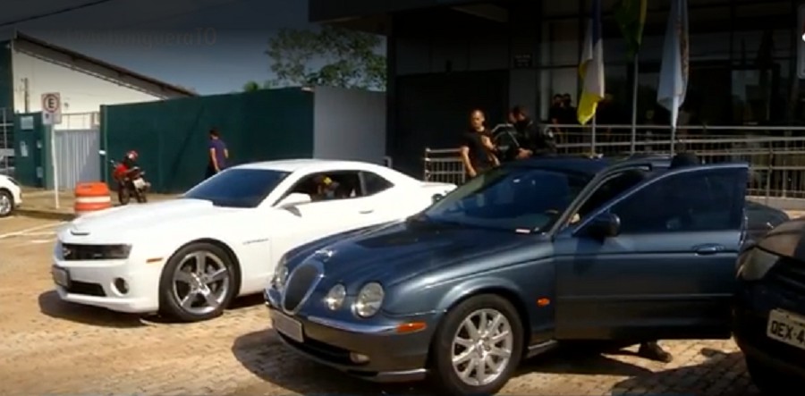 Justiça determina venda de Jaguar e Camaro apreendidos de Mauro Carlesse durante operações da PF