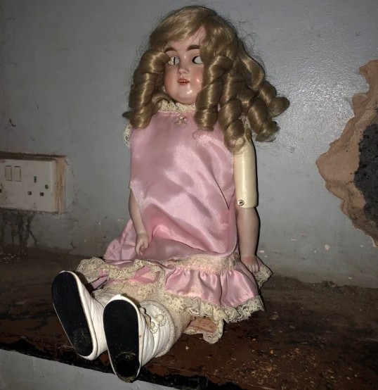 Janet é uma boneca de 119 anos (Foto: Reprodução/Metro)