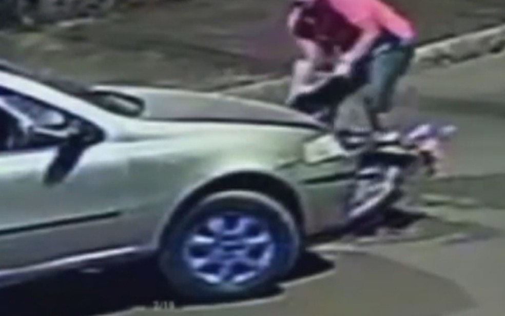 Motorista tira moto da frente de carro após batida, em Rio Verde — Foto: Reprodução/TV Anhanguera