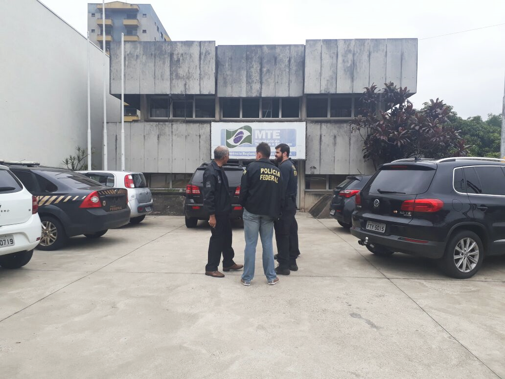 Policiais estiveram na sede no Ministério do Trabalho em Poços de Caldas (MG) (Foto: João Daniel Alves/EPTV)