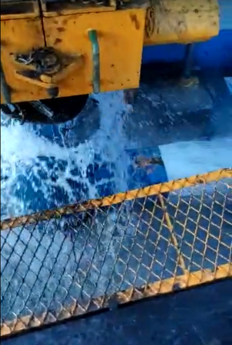 Vazão de água é constatada em poço que passou 16 dias sem abastecer município de Tibau, no Oeste potiguar — Foto: Reprodução/Caern