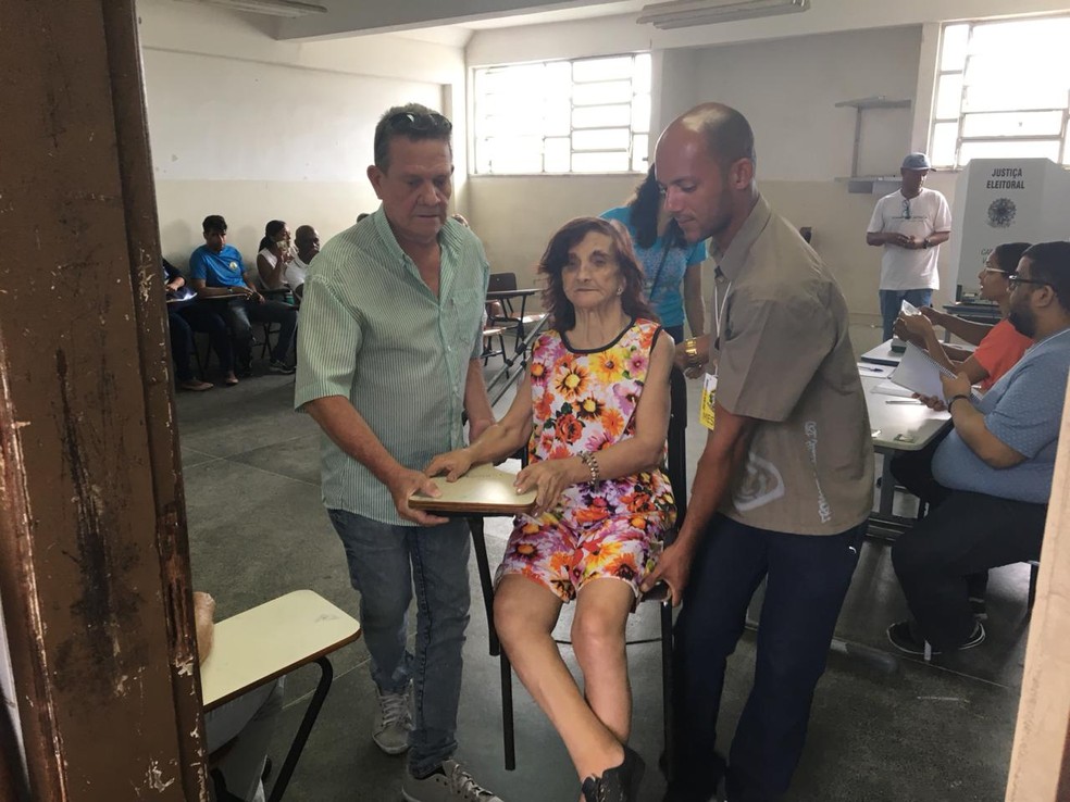 Lucia Maria foi carregada por mesÃ¡rios em Salvador  â Foto: Ivis Macedo/G1