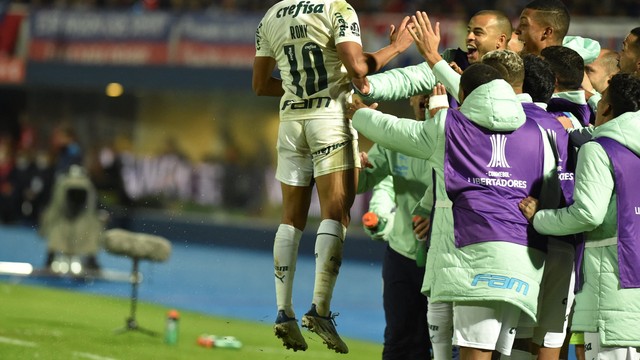 Rony comemora um dos gols em Cerro Porteño x Palmeiras