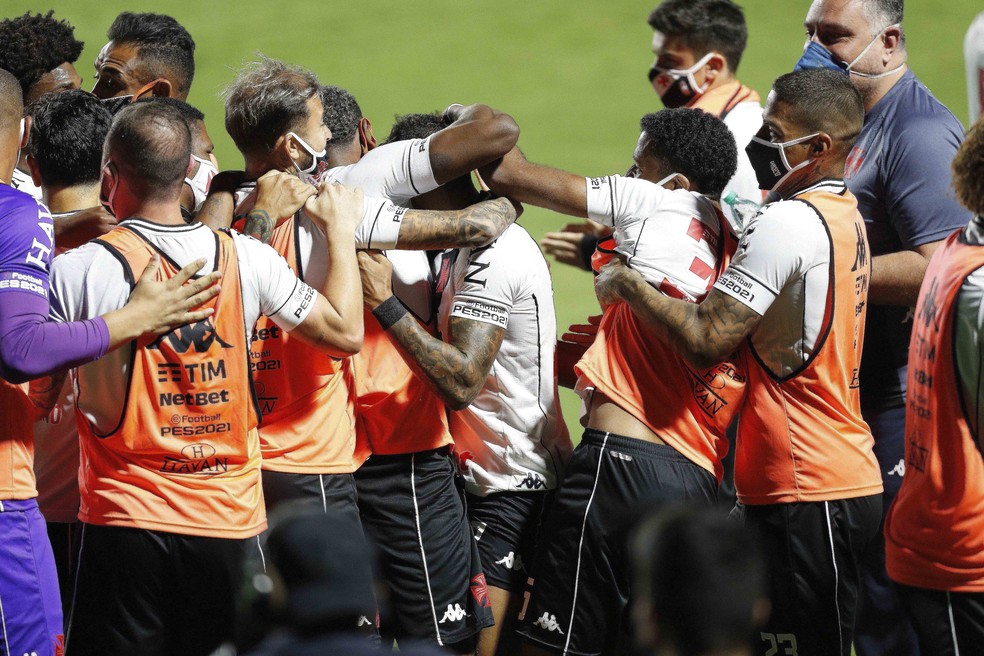 Jogadores do Vasco comemoram gol de Henrique contra o Goiás — Foto: Rafael Ribeiro/Vasco