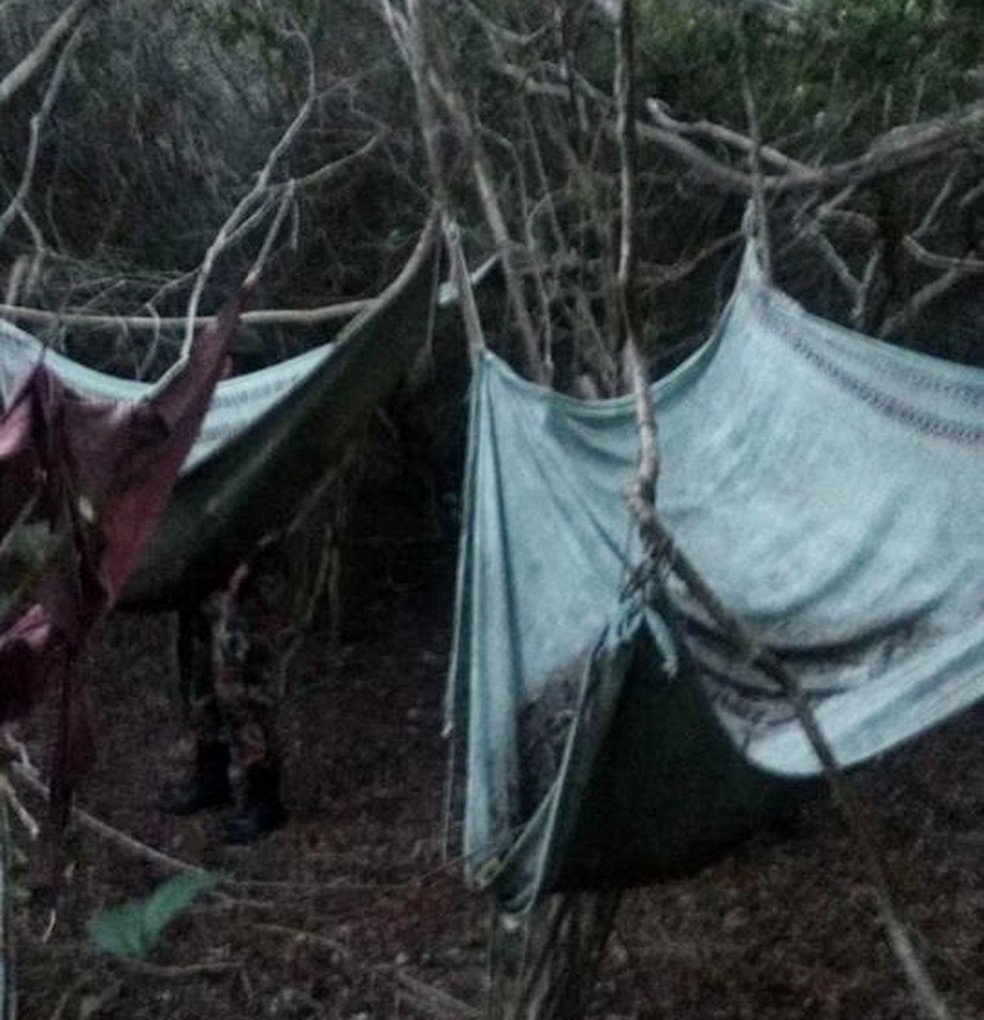 Polícia Militar encontrou redes e colchões na mata do Parque das Dunas, em Natal (Foto: Divulgação/CIPAM )