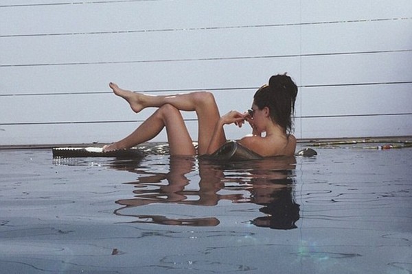 Kendall Jenner posta foto nua na piscina (Foto: Reprodução Instagram)