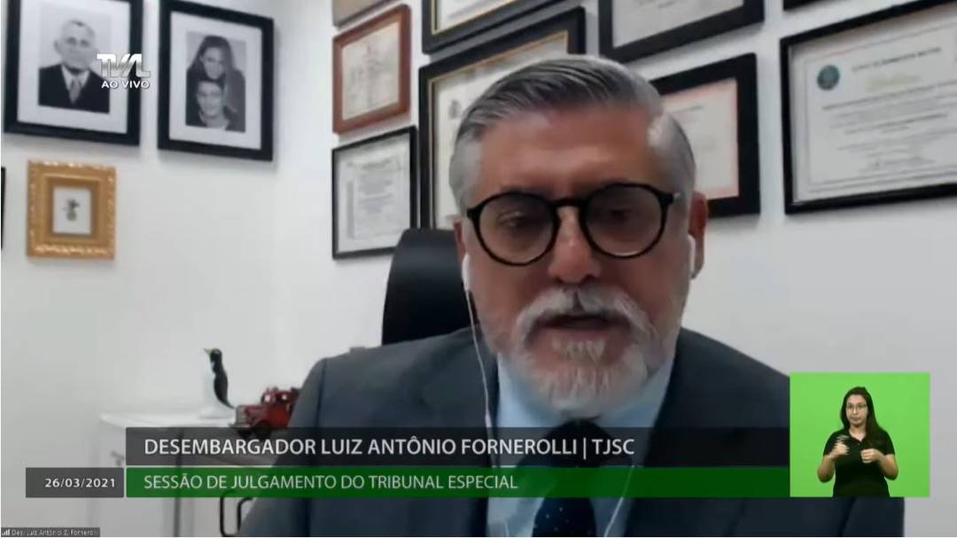 Desembargador Luiz Antônio Fornerolli fala no tribunal de julgamento do segundo pedido de impeachment contra Carlos Moisés
