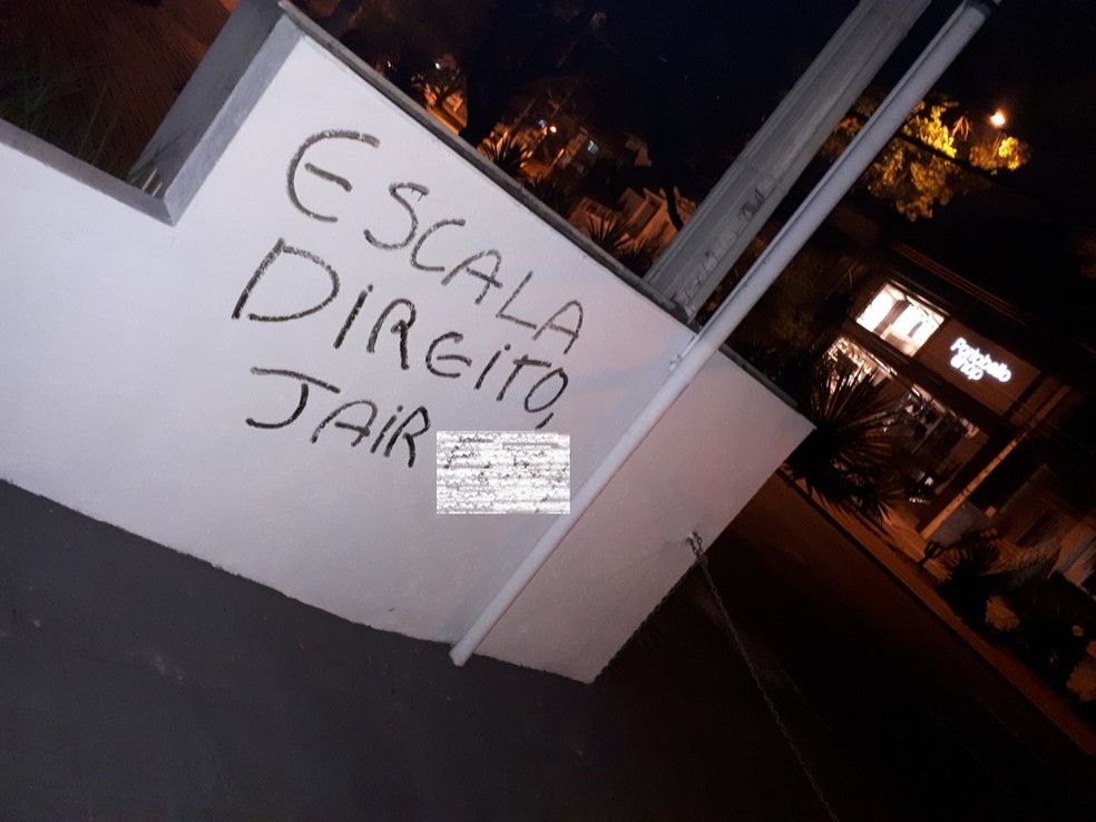 Subsede do Santos em SÃ£o Paulo foi pichada na noite de domingo (Foto: ReproduÃ§Ã£o)