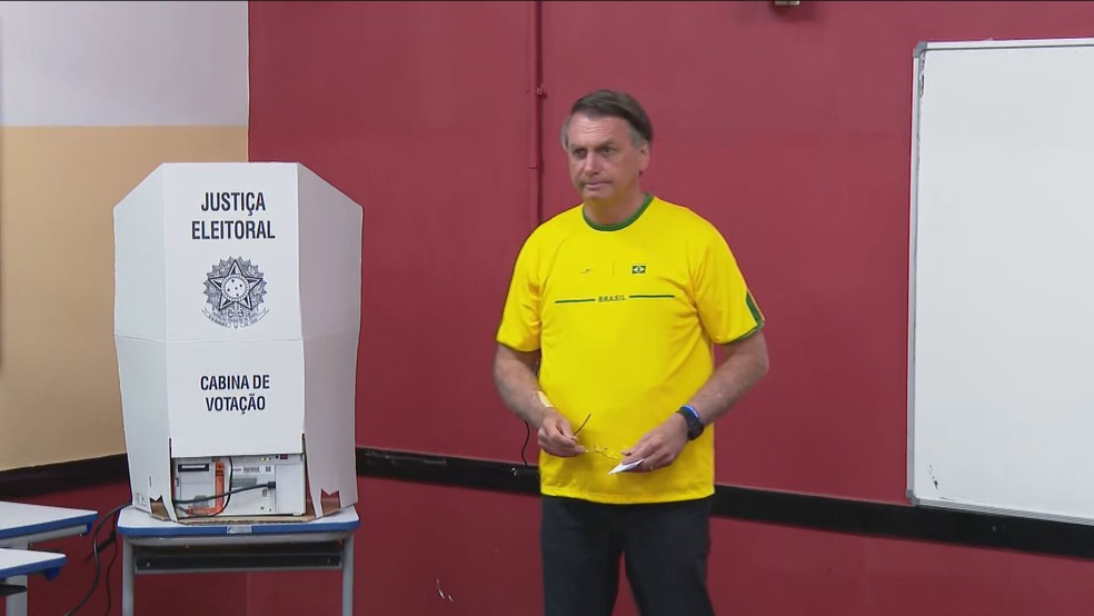 O candidato a reeleição Jair Bolsonaro vota na Escola Municipal Rosa da Fonseca, no Rio — Foto: Reprodução/ TV Globo