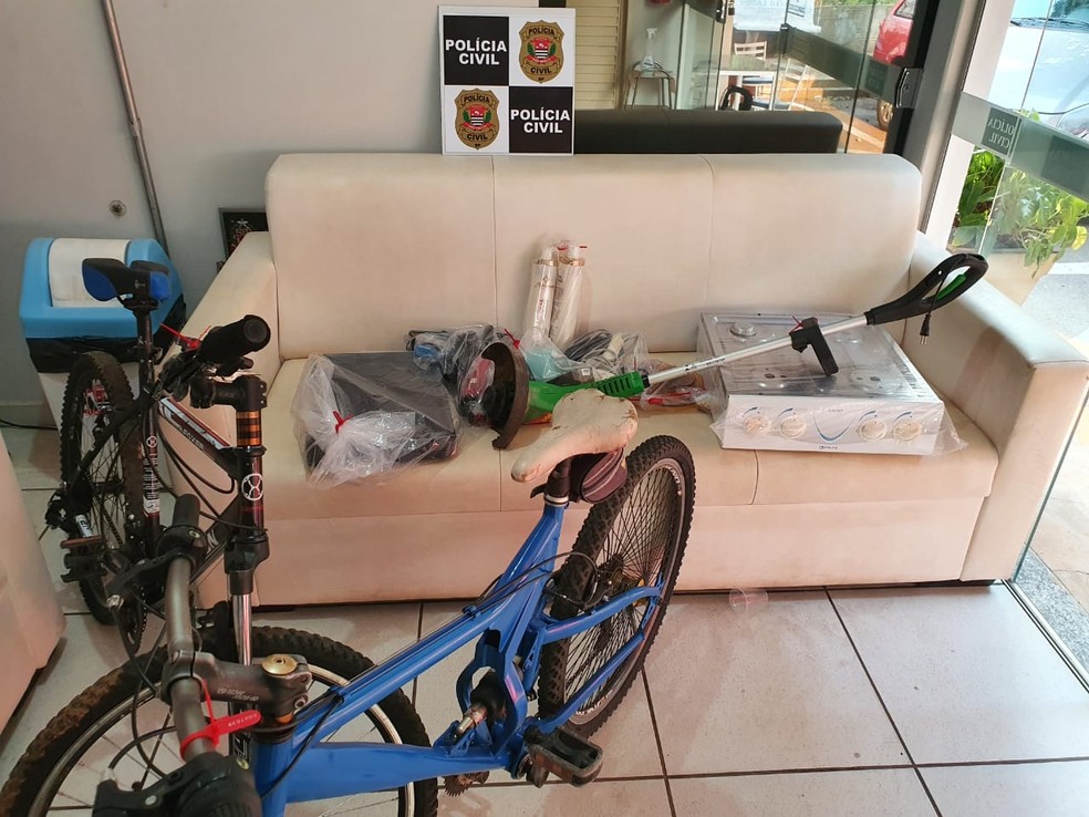 Objetos foram apreendidos na casa do suspeito, no Jardim Brasilândia, em Dracena — Foto: Polícia Civil