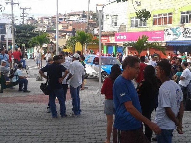 A Polícia Militar acompanha aconcentração no Centro da cidade (Foto: Vinícius Pereira)