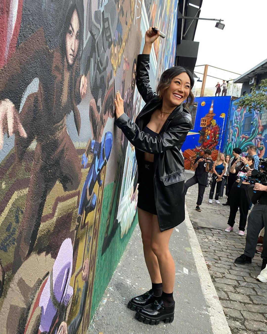 Karen Fukuhara no Beco do Batman, em São Paulo (Foto: Reprodução Instagram)