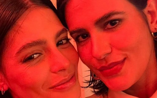 Antônia Morais posa com Julia Dalavia após ser confundida com ela: "Minha gêmea"