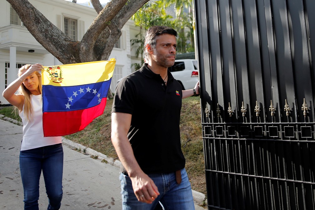 Leopoldo López sai da residência do embaixador espanhol na Venezuela para falar com jornalistas — Foto: Manaure Quintero/Reuters