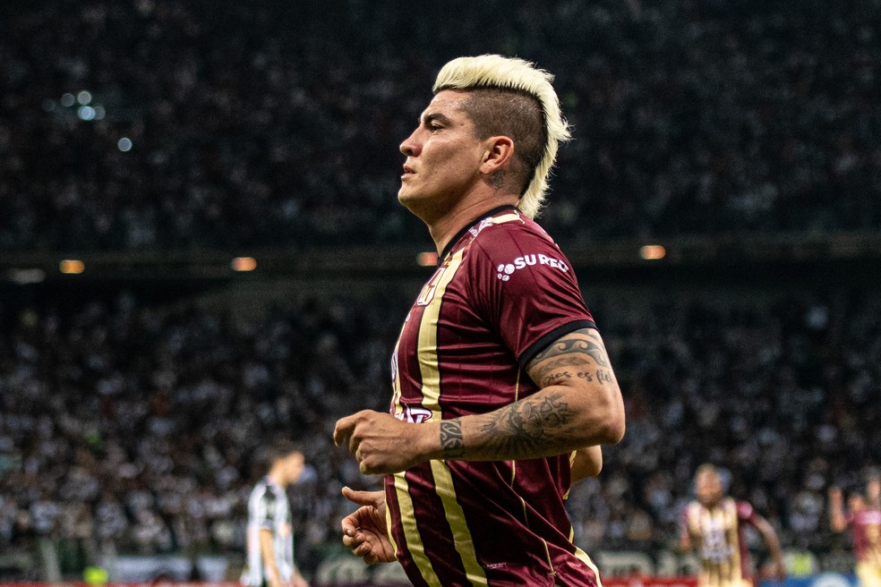Far&iacute;as: ""Trouxemos um atacante que voc&ecirc;s viram jogar no Brasil porque, com o Tolima no ano passado, fez gol no Atl&eacute;tico-MG, que &eacute; o colombiano Michael Rangel" &mdash; Foto: Alessandra Torres/AGIF