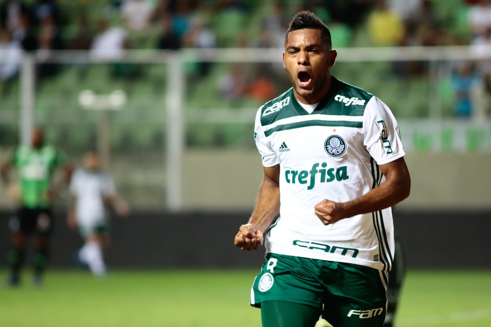 Roger e Borja duelam por protagonismo no clássico em Itaquera