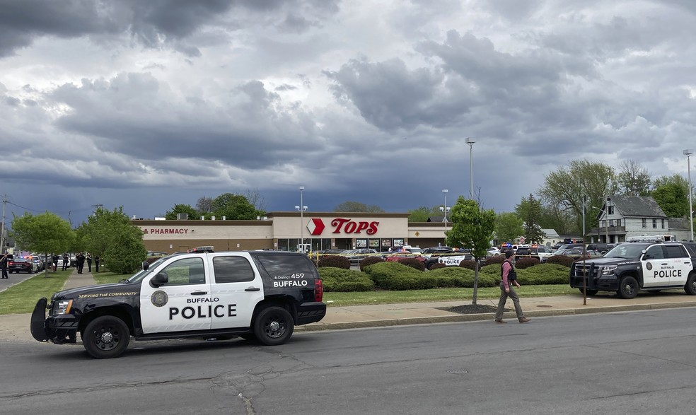 Polícia de Buffalo responde a um tiroteio no supermercado Tops Friendly, no estado de Nova York, EUA. — Foto: ASSOCIATED PRESS