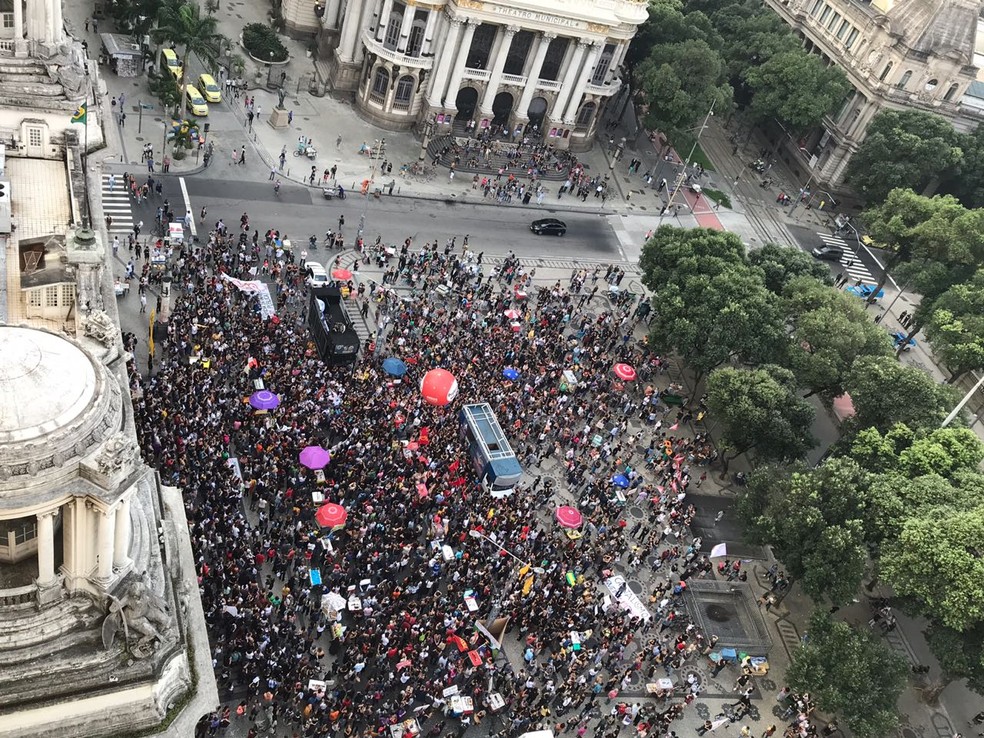 Manifestantes protestam na Cinelândia (Foto: Mariana Queiroz/GloboNews)