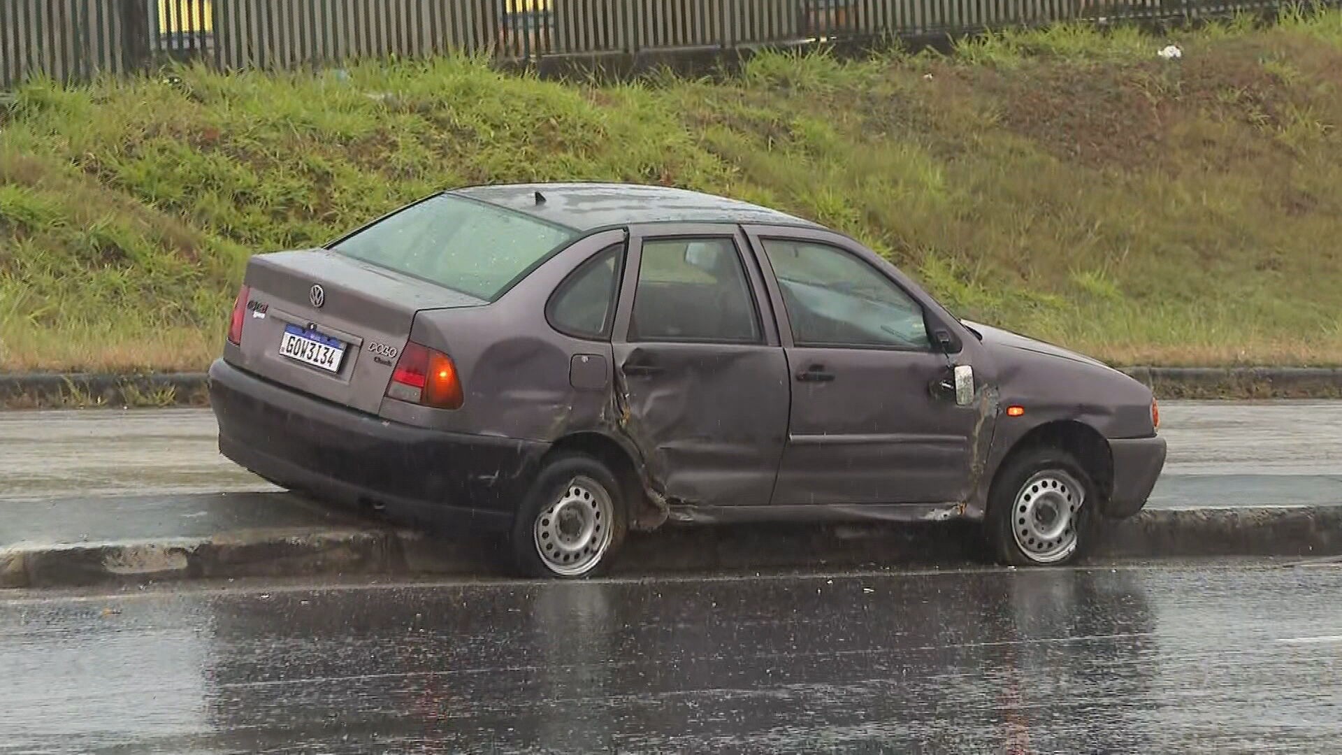 Ônibus de turismo fecha e bate em carro na barragem da Pampulha, em Belo Horizonte; VÍDEO