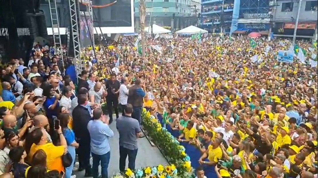 O comício do presidente lotou a Praça do Pacificador, no centro da cidade — Foto: Reprodução