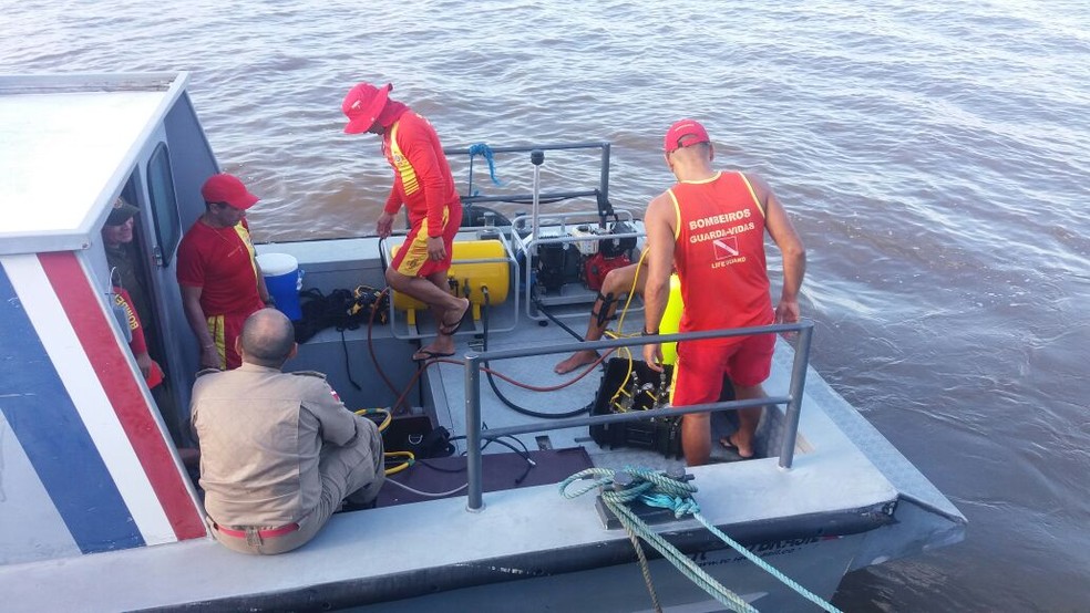 Bombeiros em preparação para mergulhos no local do naufrágio (Foto: Reginaldo Balieiro/TV Tapajós)