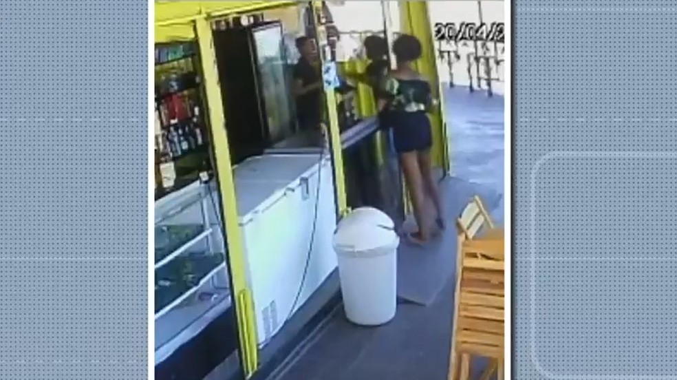 Vídeo mostra que suspeito persegue a vítima e a esfaqueia — Foto: Reprodução/TV Bahia