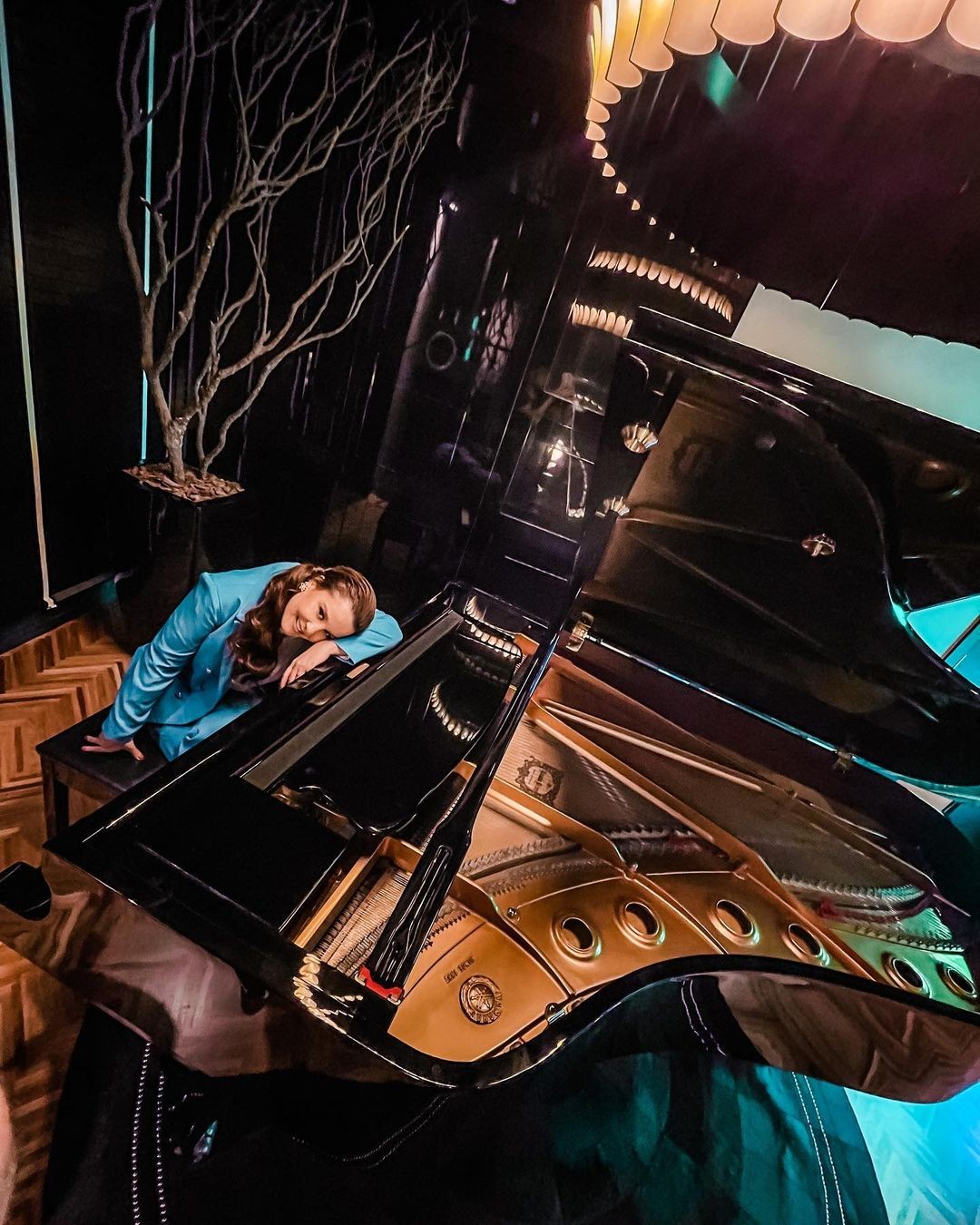 Maiara posa com look totalmente azul em piano (Foto: Reprodução / Instagram)