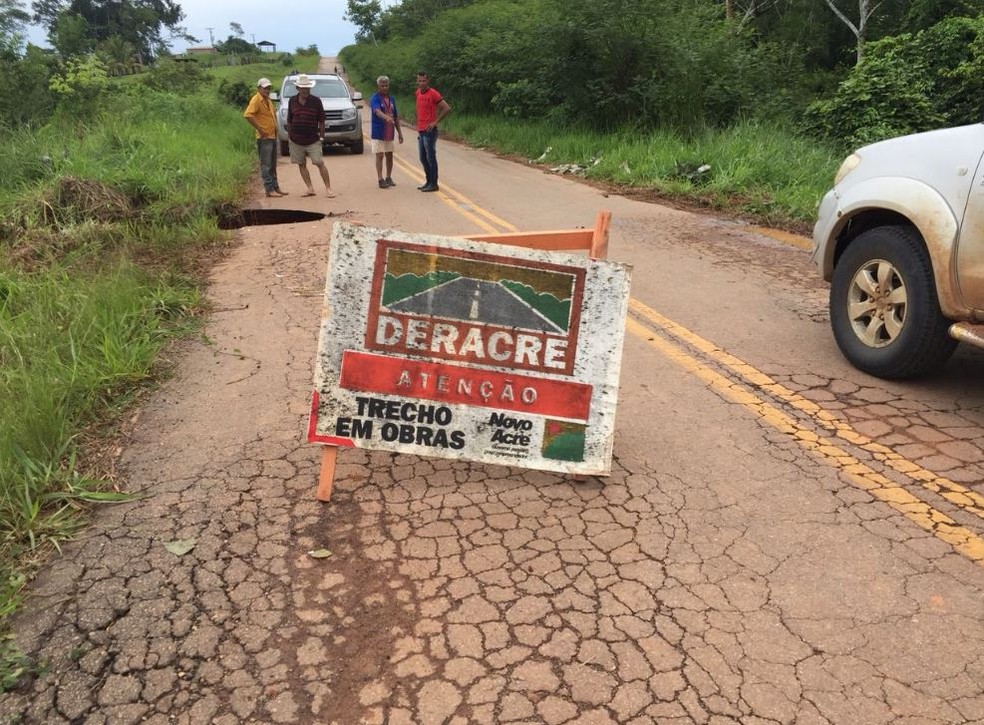 Sinalização foi colocada no local para alertar motoristas  (Foto: André Guerra/Arquivo pessoal )