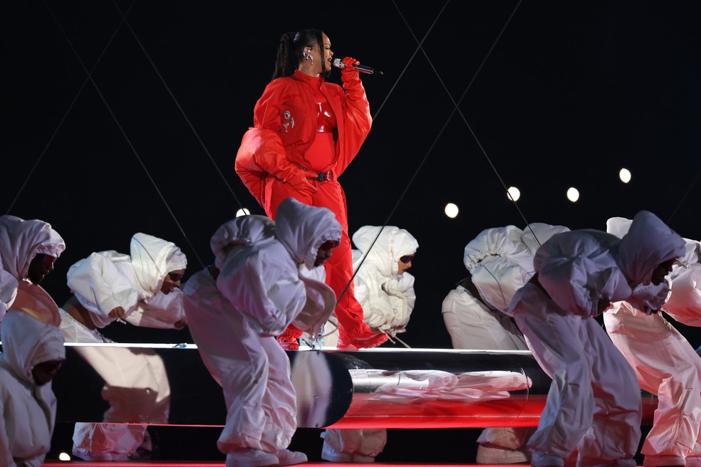 Rihanna segura barriguinha e deixa suspeitas de segunda gravidez &mdash; Foto: Getty Images
