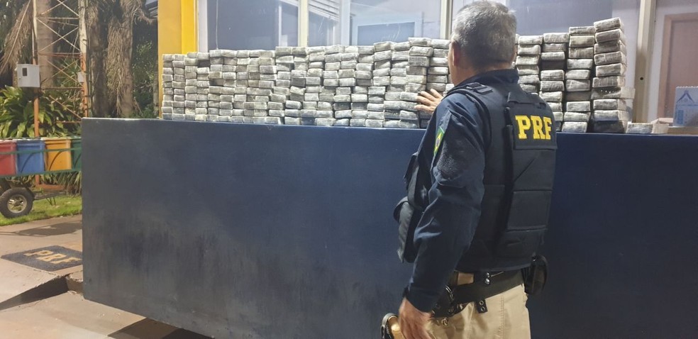 Carro com a droga foi abandonado no acostamento da BR-277, no oeste do Paraná — Foto: Divulgação/PRF