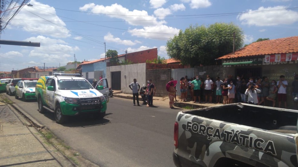 Mulher foi morta na porta da residência da Zona Leste de Teresina  — Foto: Edigar Neto/TV Clube