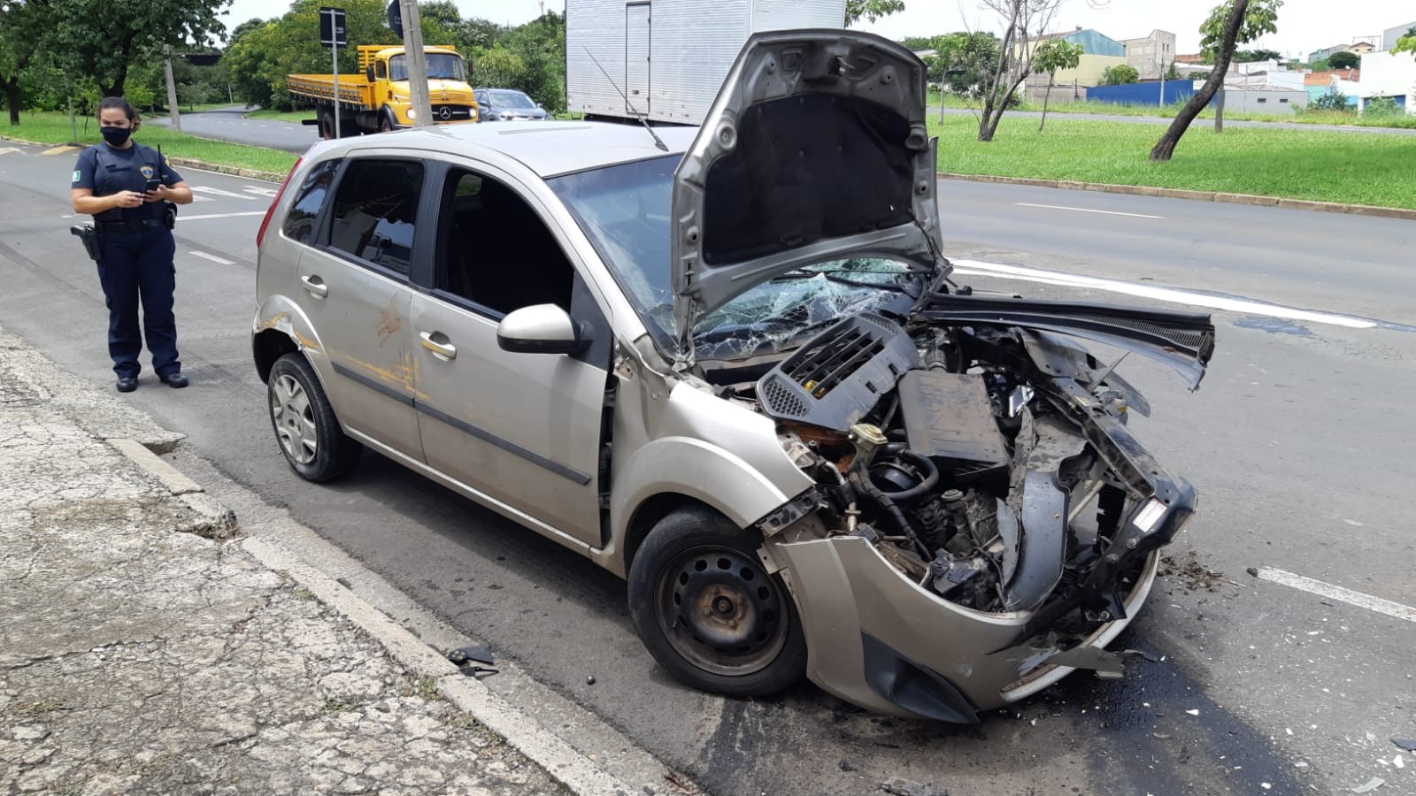 Batida de carro em caminhão deixa duas pessoas feridas em Piracicaba