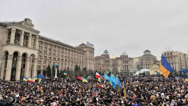 Multidão reunida na Praça da Independência, em Kiev (Foto: Getty Images via BBC)