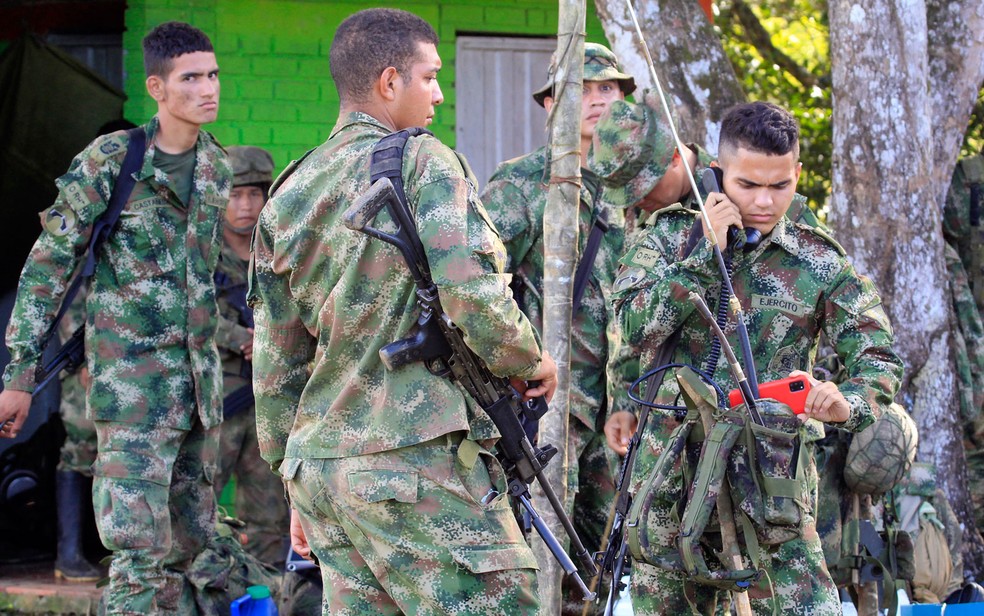 Soldados colombianos que foram libertados por cocaleros são vistos em Tibu, no norte do departamento de Santander, na Colômbia, fronteira com a Venezuela, na quinta-feira (28) — Foto: Schneyder Mendoza/AFP