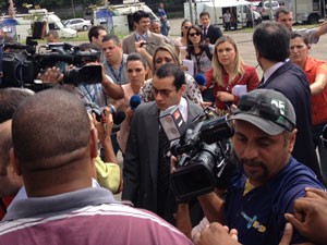 Gil Rugai é cercado por jornalistas ao chegar a fórum (Foto: Kleber Tomaz/G1)
