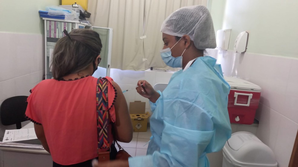 Jovem é vacinada apenas na repescagem da campanha contra a Covid-19 em Macapá — Foto: Rafaela Bittencourt/Rede Amazônica