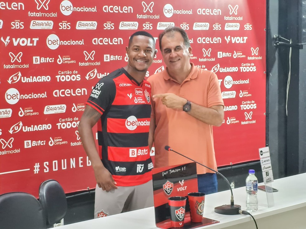 Fábio Mota apresenta Diego Fumaça como jogador do Vitória — Foto: Tiago Reis